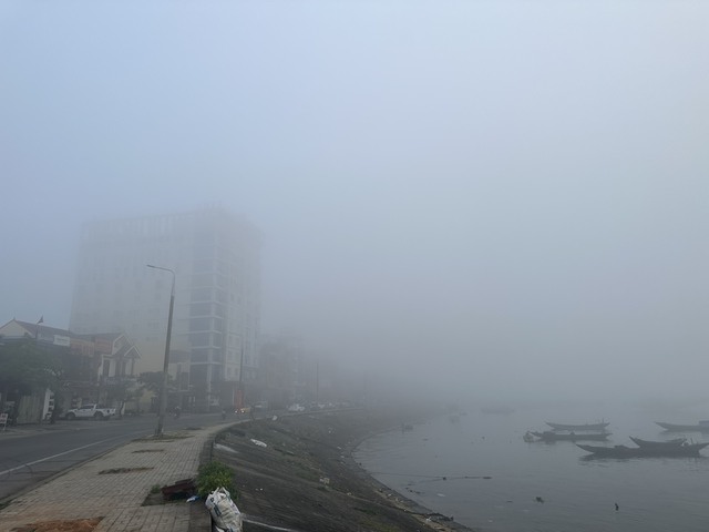 'Thành phố hoa hồng' Đồng Hới chìm trong sương mù- Ảnh 7.