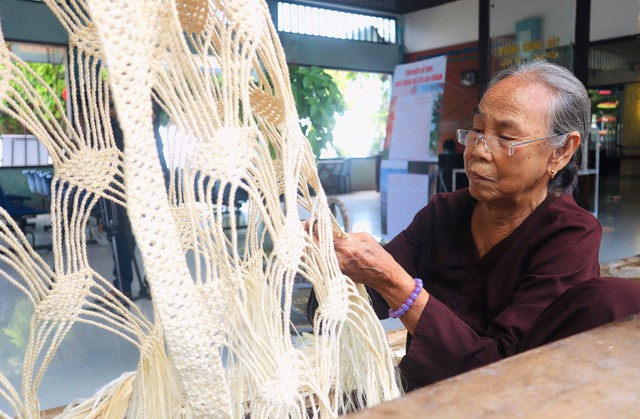 Nghề đan võng ngô đồng, làm nhà tre ở Hội An trở thành di sản- Ảnh 1.