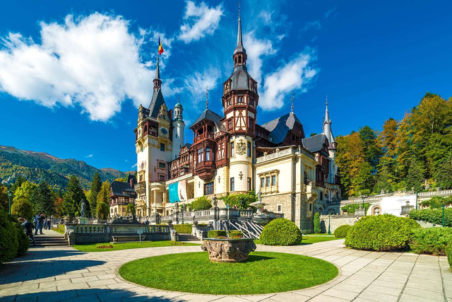 Romania đẹp lộng lẫy, bí ẩn với tu viện, lâu đài cổ và hóa thạch gấu- Ảnh 2.