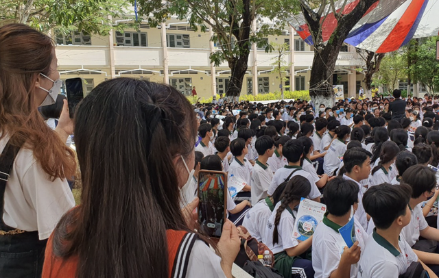 Giáo viên: 'Hại nhiều, lợi ít nếu học sinh dùng điện thoại di động trong trường'- Ảnh 2.