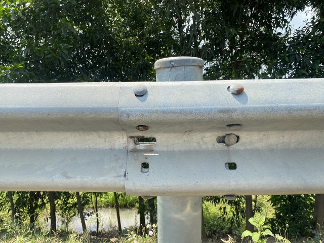 Bình Định: Báo động nạn tháo trộm bu lông, ốc vít trên QL19- Ảnh 1. Bình Định: Báo động nạn tháo trộm bu lông, ốc vít trên QL19- Ảnh 1.