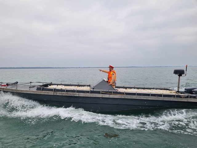Quảng Ninh: Bắt giữ xuồng máy chở 250 can xăng lậu trên biển- Ảnh 2.