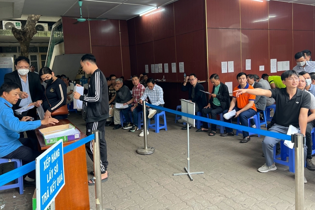 Người dân xếp hàng đổi giấy phép lái xe ở Hà Nội sau tết Nguyên đán- Ảnh 4.