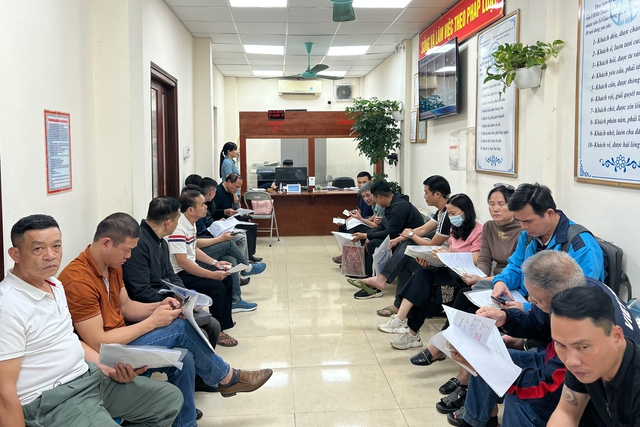 Người dân xếp hàng đổi giấy phép lái xe ở Hà Nội sau tết Nguyên đán- Ảnh 5.