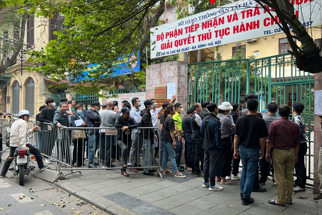 Người dân xếp hàng đổi giấy phép lái xe ở Hà Nội sau tết Nguyên đán- Ảnh 1.