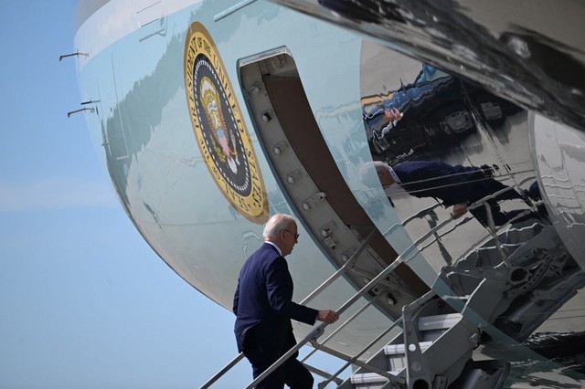 Tổng thống Biden liên tục bị vấp khi lên Air Force One- Ảnh 1.