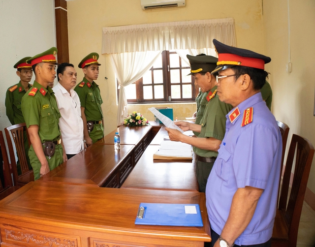 Bắt tạm giam Giám đốc Văn phòng đăng ký đất đai Hậu Giang- Ảnh 1.