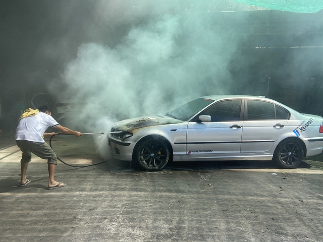 Nha Trang: Xe BMW bất ngờ bốc cháy trong tiệm rửa xe- Ảnh 1.