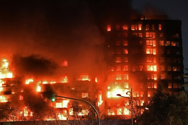 Cháy chung cư kinh hoàng ở Tây Ban Nha, nhiều người thương vong- Ảnh 1.