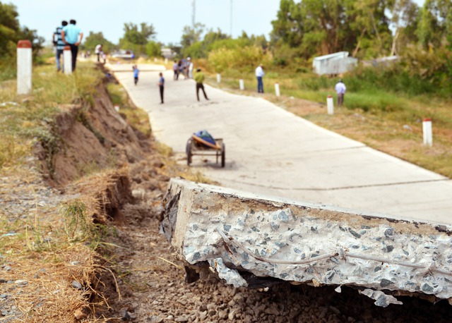 Đường đê biển Tây bị sụt lún, gây gãy mặt đường (ảnh chụp tháng 2.2020)