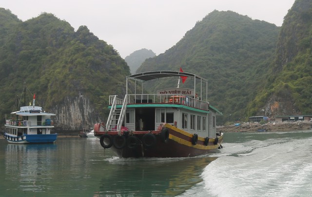 Đò Việt Hải không đăng kiểm vẫn hoạt động trên biển Cát Bà- Ảnh 1.
