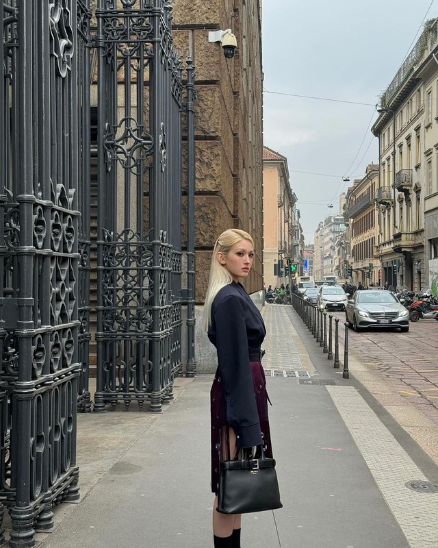 Mốt tua rua lạ mắt được Somi và Kim Tae Ri đụng độ tại Milan- Ảnh 1. Mốt tua rua lạ mắt được Somi và Kim Tae Ri đụng độ tại Milan- Ảnh 1.
