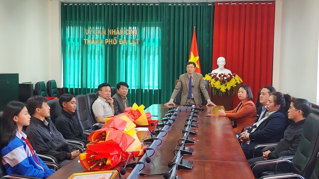 Khen thưởng học sinh tìm trả điện thoại trị giá 18 triệu đồng cho người bị mất- Ảnh 3.