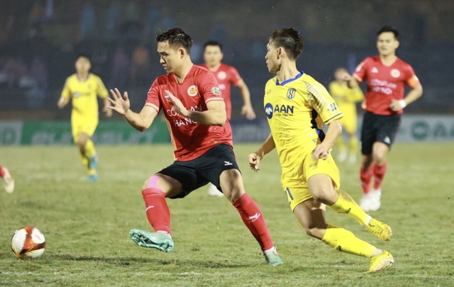 Chơi hay hơn tiền đạo, trung vệ đội CAHN Bùi Hoàng Việt Anh 'xé' lưới đội SLNA- Ảnh 1.