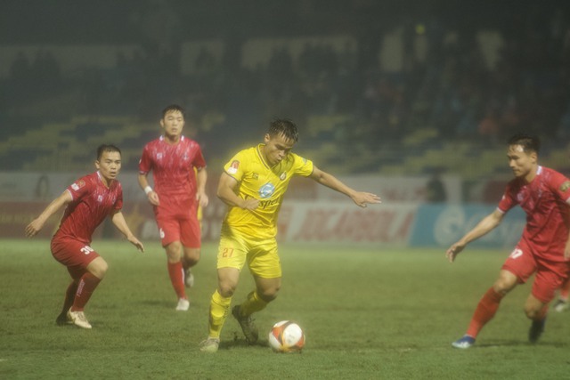 Thắng 'thót tim' CLB Hải Phòng, Thanh Hóa áp sát Nam Định trên bảng xếp hạng V-League- Ảnh 2.