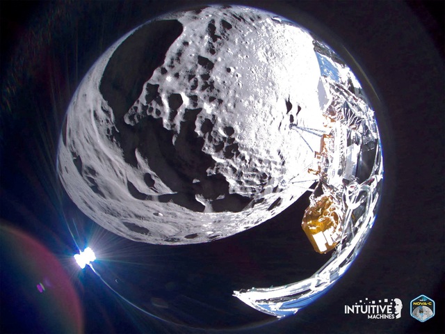 Tàu vũ trụ Mỹ bị vấp 'đổ nhào' trên mặt trăng- Ảnh 1.