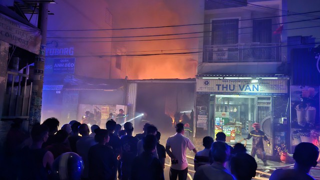 TP.HCM: Cháy kho vải ở Q.Bình Tân, người dân hoảng sợ chạy bộ báo cháy- Ảnh 1.