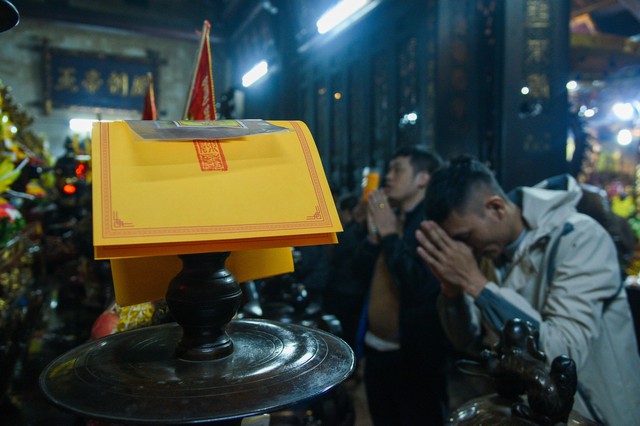 Nam Định: 17 vạn người đội mưa đổ về đền Trần dự lễ hội khai ấn- Ảnh 10.