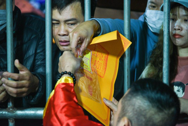 Nam Định: 17 vạn người đội mưa đổ về đền Trần dự lễ hội khai ấn- Ảnh 7.