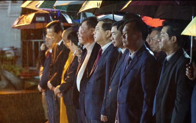 Nam Định: 17 vạn người đội mưa đổ về đền Trần dự lễ hội khai ấn- Ảnh 2.