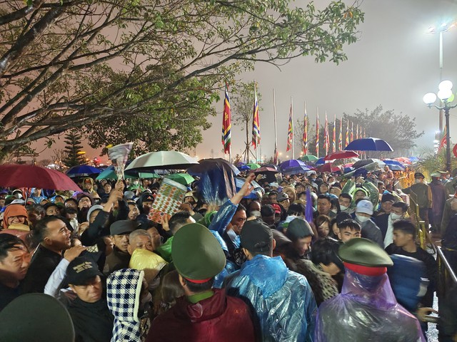 Nam Định: 17 vạn người đội mưa đổ về đền Trần dự lễ hội khai ấn- Ảnh 1.