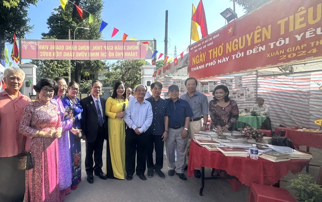 Lãnh đạo Thành ủy đánh trống khai hội Ngày thơ Việt Nam tại TP.HCM- Ảnh 4.