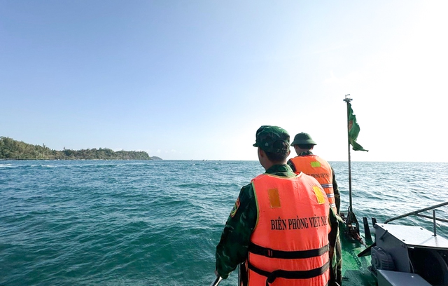 Chủ tịch UBND tỉnh Quảng Ngãi hỏa tốc chỉ đạo tìm kiếm 2 ngư dân mất tích- Ảnh 1.