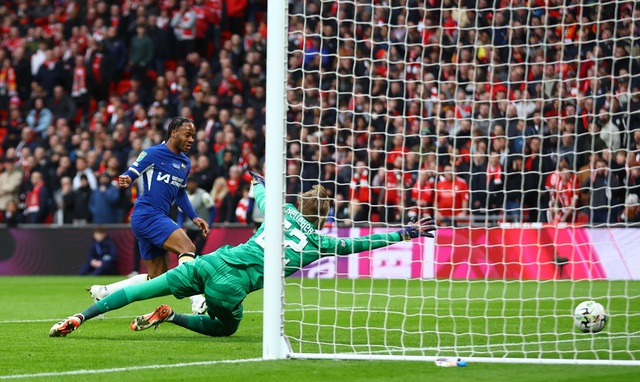 VAR trở thành tâm điểm, Liverpool đánh bại Chelsea kịch tính giành Cúp Liên đoàn Anh- Ảnh 4.