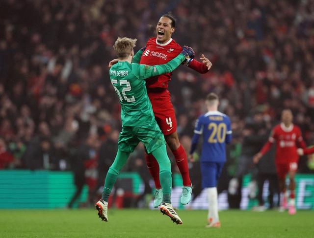 VAR trở thành tâm điểm, Liverpool đánh bại Chelsea kịch tính giành Cúp Liên đoàn Anh- Ảnh 7.