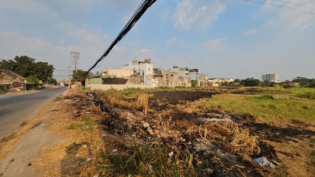 TP.HCM: Đốt rác cháy lan nhà dân ở Hóc Môn- Ảnh 4.