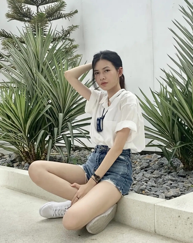 4 cách phối đồ thông minh và thư giãn cho ngày nắng với quần short jeans- Ảnh 2.