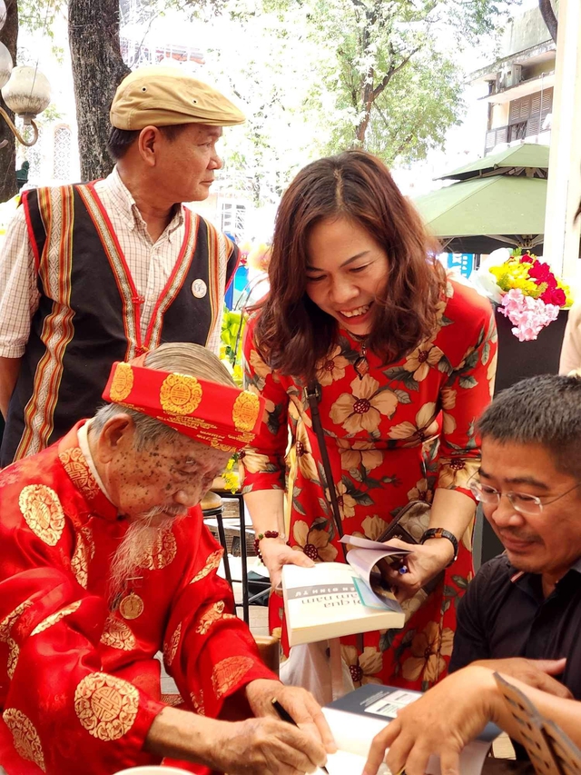 Giao lưu ra mắt sách ‘Đi qua trăm năm’ của nhà nghiên cứu 104 tuổi Nguyễn Đình Tư- Ảnh 4.