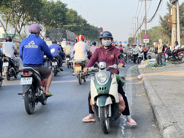 Giao thông bát nháo trước chợ đầu mối Thủ Đức, một phụ nữ tử vong- Ảnh 6.