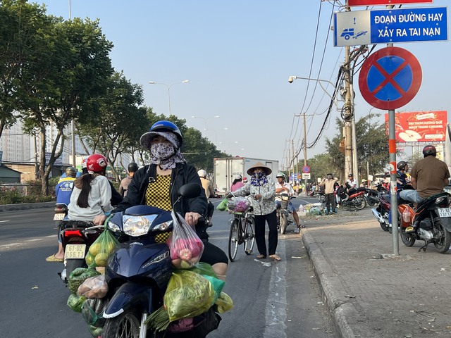 Giao thông bát nháo trước chợ đầu mối Thủ Đức, một phụ nữ tử vong- Ảnh 8.