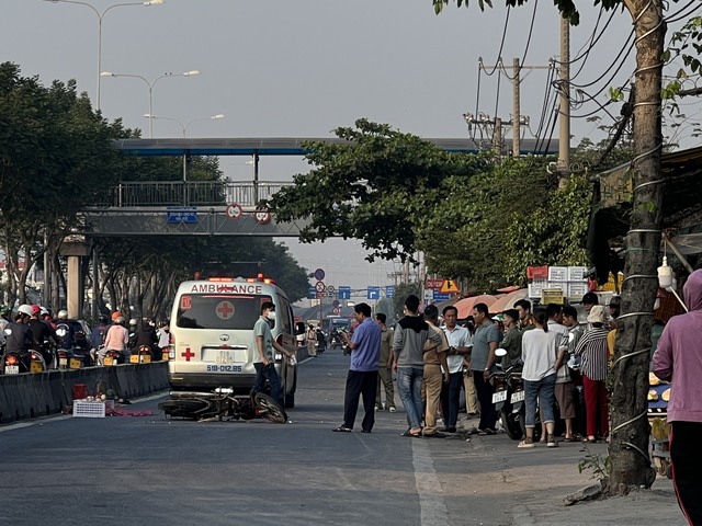 Giao thông bát nháo trước chợ đầu mối Thủ Đức, một phụ nữ tử vong- Ảnh 3.