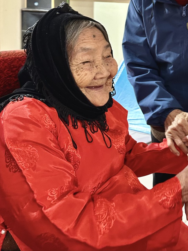 Cụ bà 103 tuổi vượt gần 300 km về quê thắp nhang ngày giỗ mẹ- Ảnh 3.