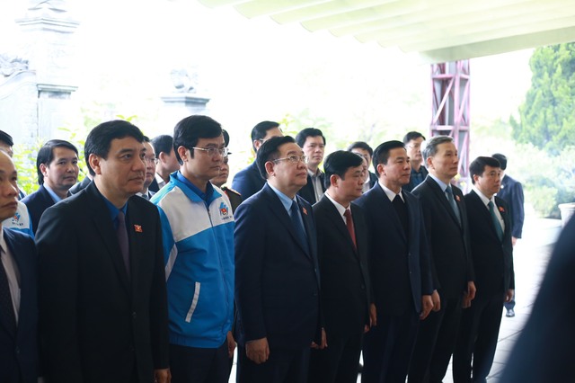 Chủ tịch Quốc hội dâng hương tưởng niệm Bác Hồ tại Nghệ An- Ảnh 3.