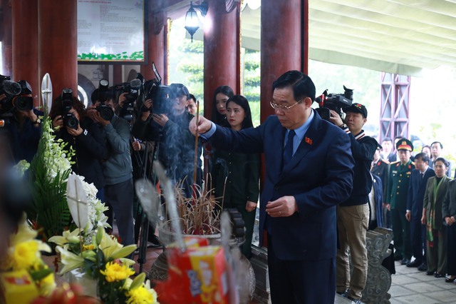 Chủ tịch Quốc hội dâng hương tưởng niệm Bác Hồ tại Nghệ An- Ảnh 4.