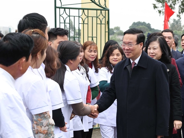 Chủ tịch nước Võ Văn Thưởng thăm và chúc mừng các thầy thuốc của Trạm y tế  xã Thanh Phong, H.Thanh Liêm, tỉnh Hà NamẢnh: TTXVN