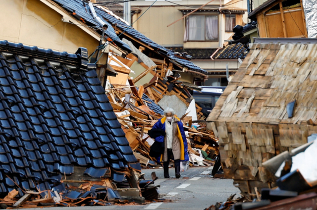Thăm khu vực bị động đất tàn phá, Thủ tướng Nhật thông báo quyết định mới- Ảnh 1.