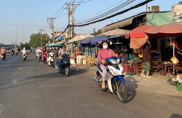 Giao thông bát nháo trước chợ đầu mối Thủ Đức, một phụ nữ tử vong- Ảnh 9.