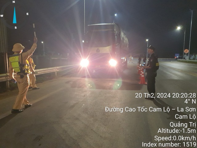 Cảnh sát hóa trang xử lý xe vượt ẩu trên cao tốc Cam Lộ - La Sơn- Ảnh 5.