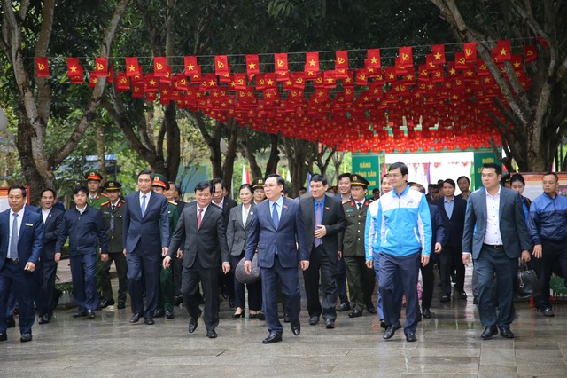 Chủ tịch Quốc hội dâng hương tưởng niệm Bác Hồ tại Nghệ An- Ảnh 1.