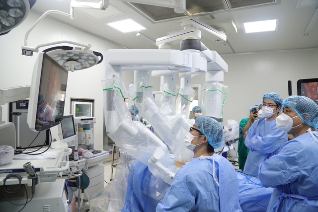 Phó giám đốc Phạm Văn Bình cùng đoàn chuyên gia của BV Đại học Nagoya đã trao đổi, bàn luận và thực hiện phẫu thuật thành công bằng robot hiện đại cho 5 bệnh nhân ung thư dạ dày, ung thư trực tràng, ung thư gan và ung thư thực quản