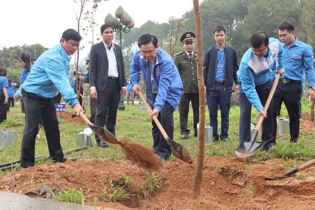 Chủ tịch Quốc hội Vương Đình Huệ trồng hoa ban tại di tích Truông Bồn- Ảnh 1.