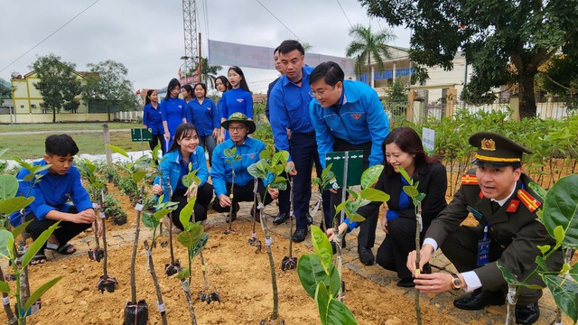 Chủ tịch Quốc hội Vương Đình Huệ trồng hoa ban tại di tích Truông Bồn- Ảnh 3.