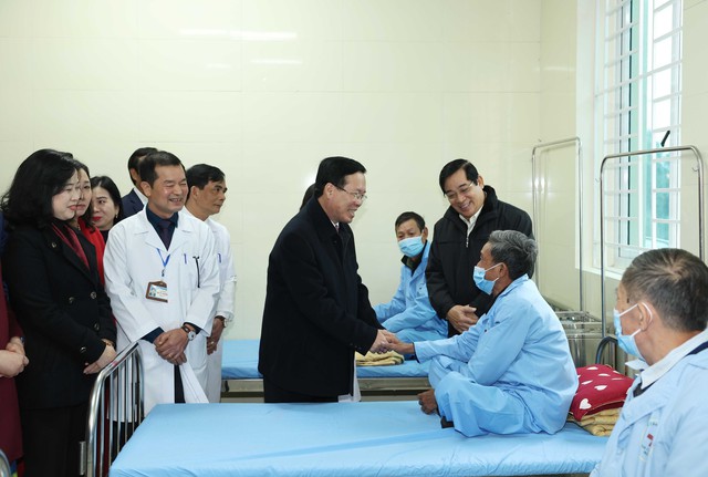 Chủ tịch nước Võ Văn Thưởng thăm, chúc mừng các y, bác sĩ tỉnh Hà Nam- Ảnh 3.