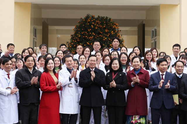 Chủ tịch nước Võ Văn Thưởng thăm, chúc mừng các y, bác sĩ tỉnh Hà Nam- Ảnh 2.
