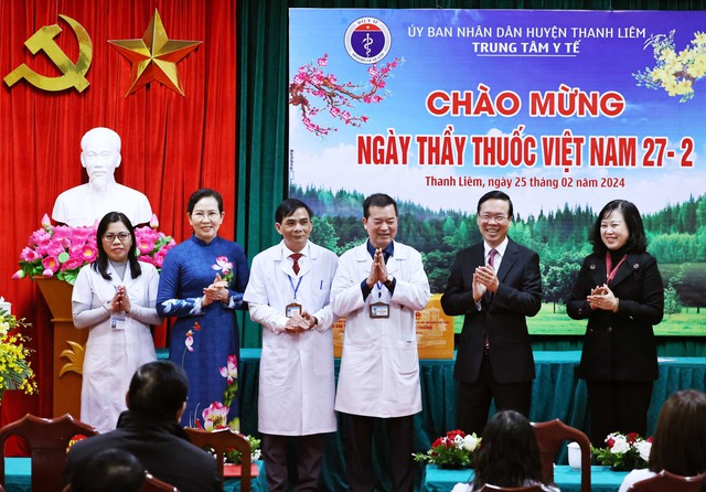 Chủ tịch nước Võ Văn Thưởng thăm, chúc mừng các y, bác sĩ tỉnh Hà Nam- Ảnh 1.