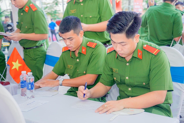 Chiến sĩ công an xuất ngũ được xét chuyển sang chế độ phục vụ chuyên nghiệp, nếu…- Ảnh 3.